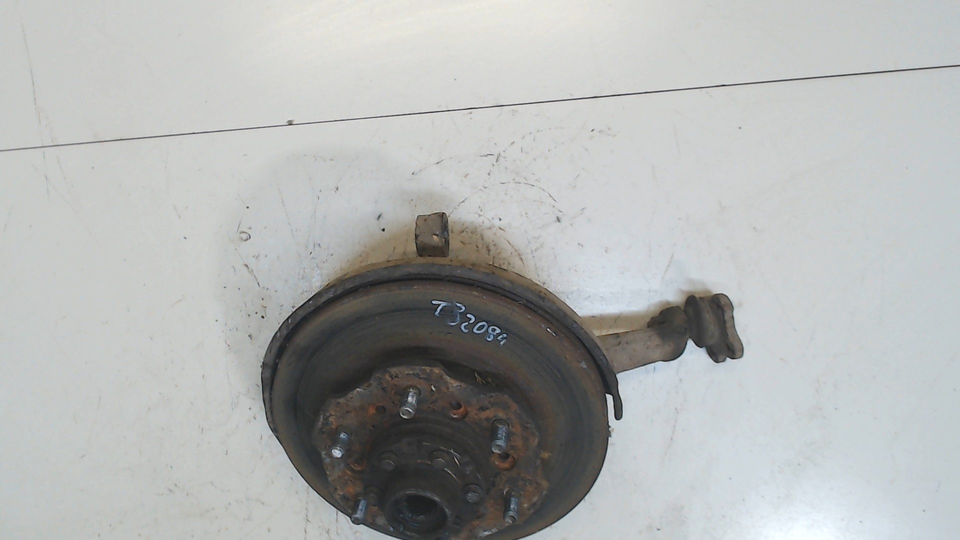 Кулак поворотный передний левый