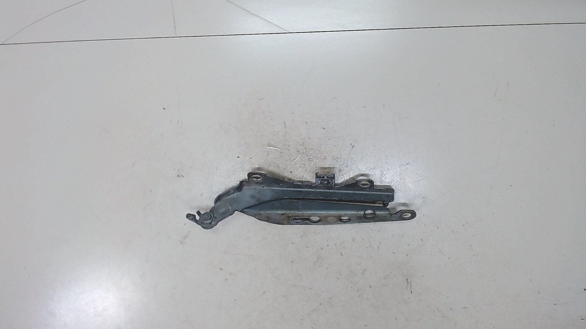 Петля капота левая