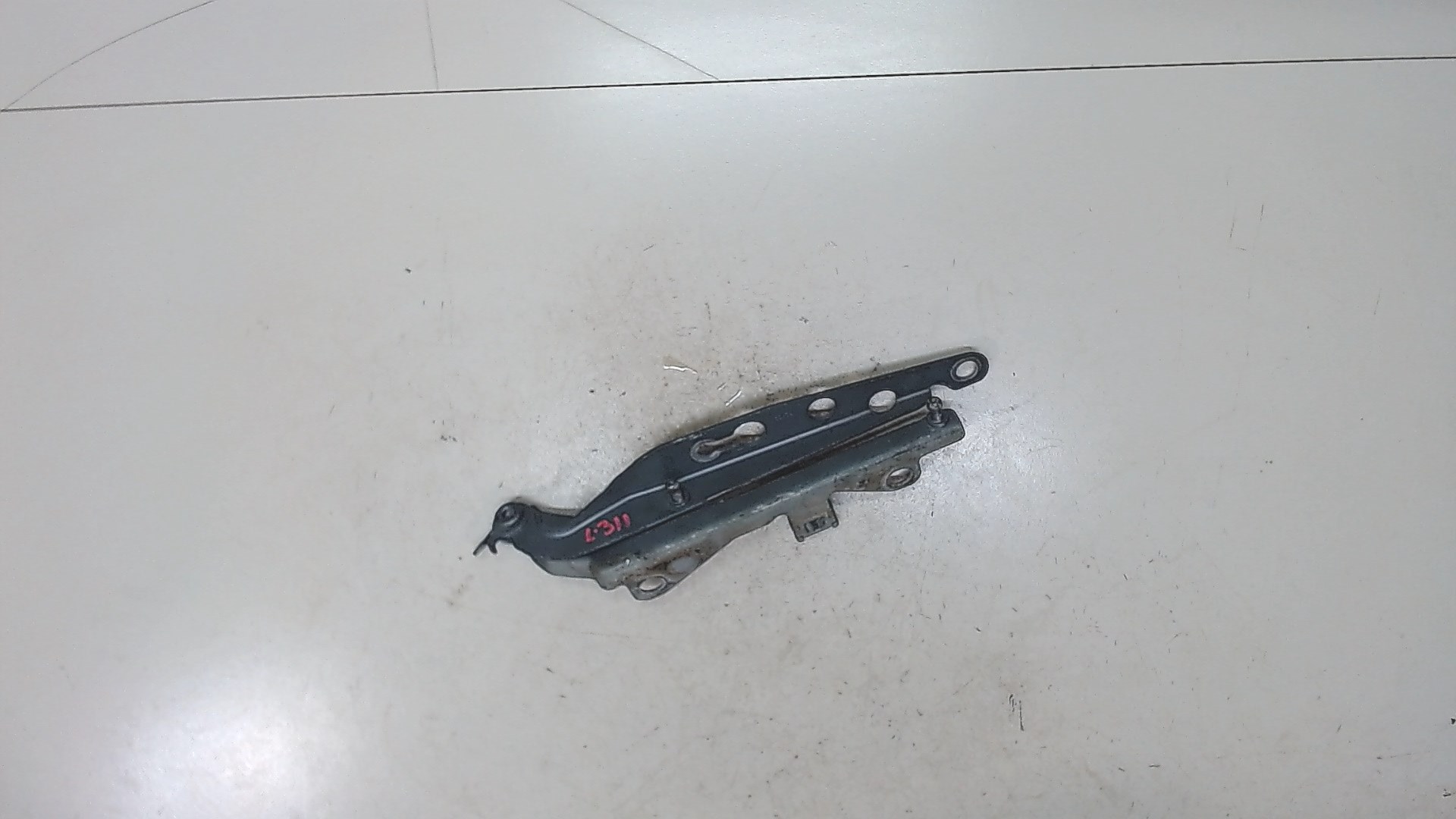 Петля капота левая