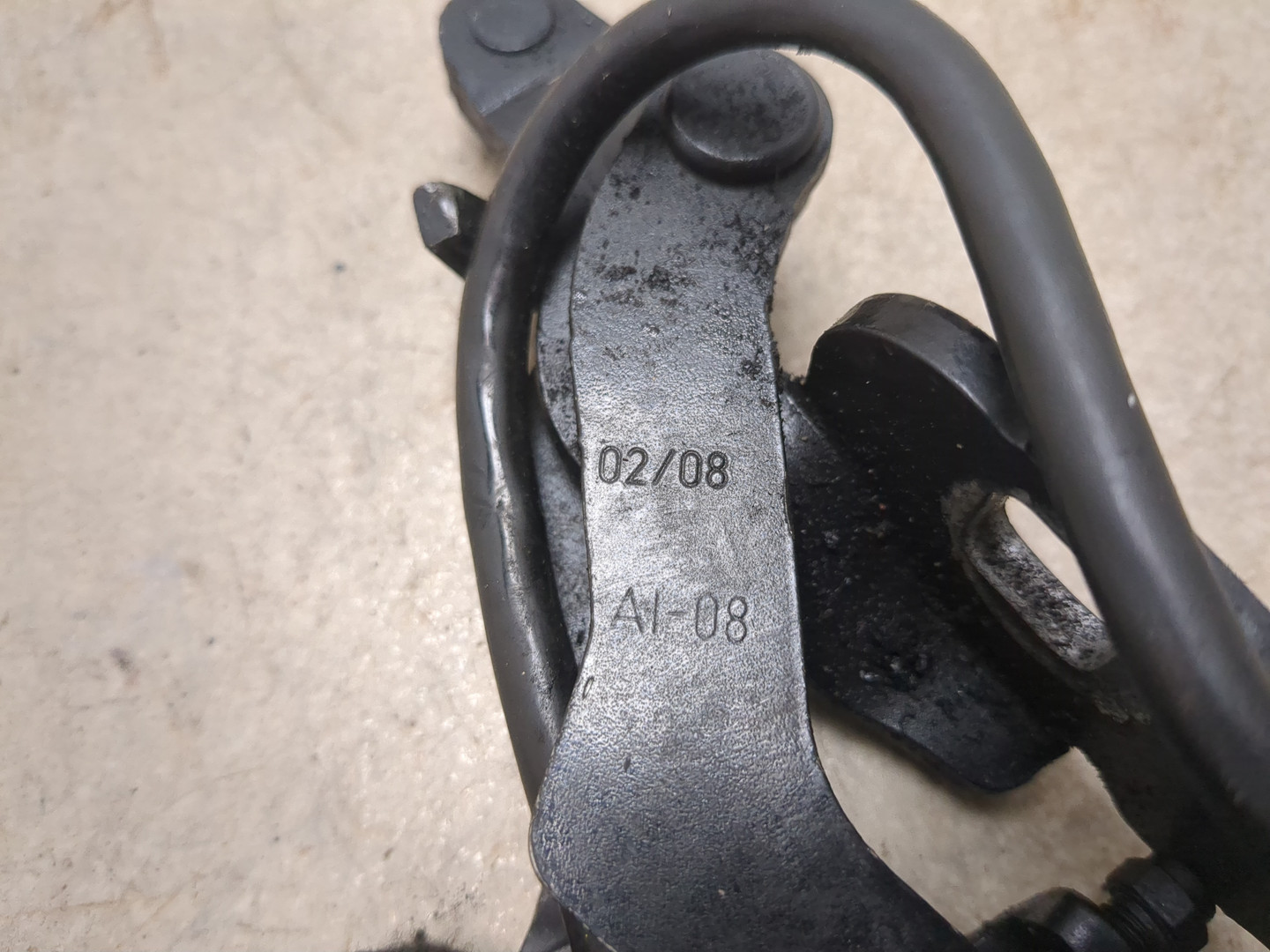 Петля капота правая