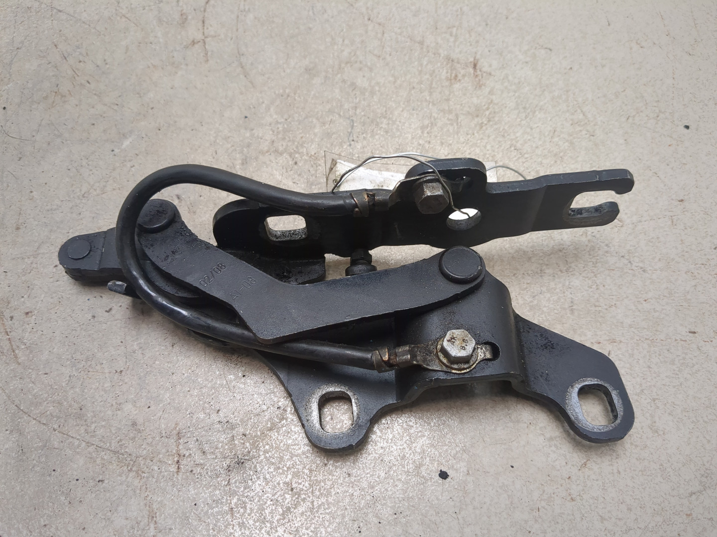 Петля капота правая