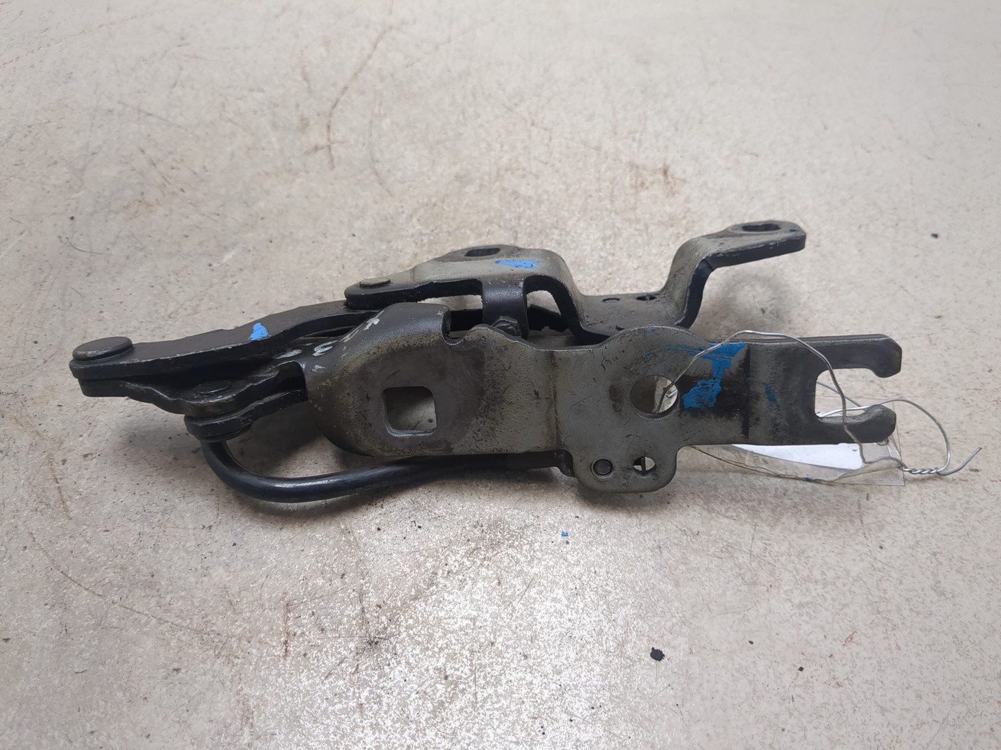 Петля капота правая