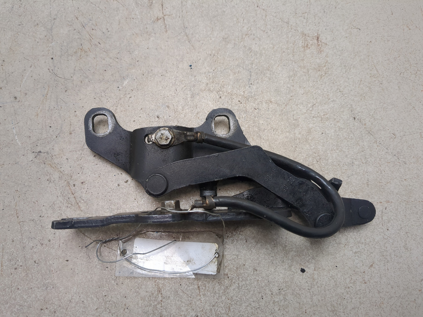 Петля капота правая