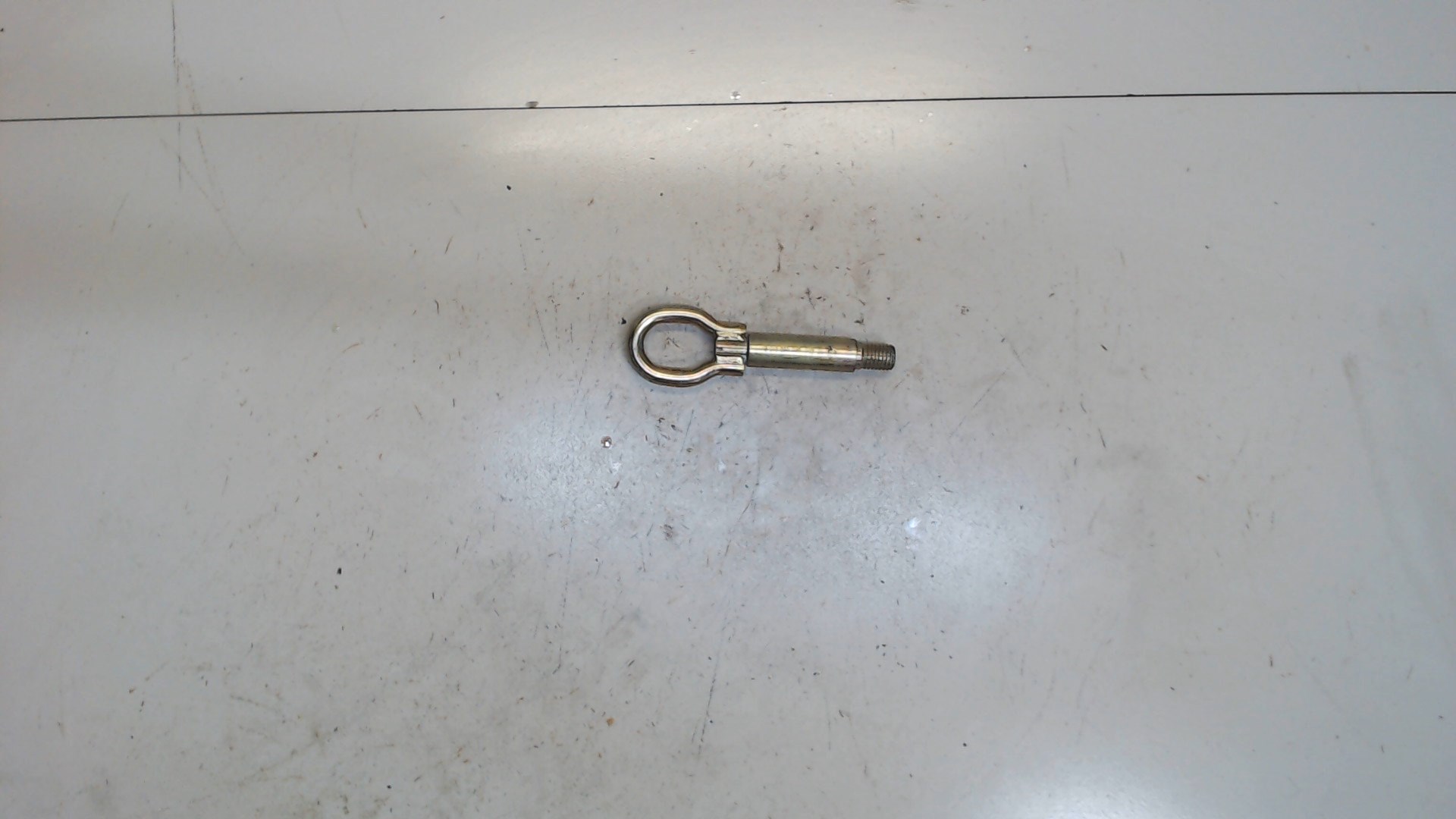 Крюк буксировочный