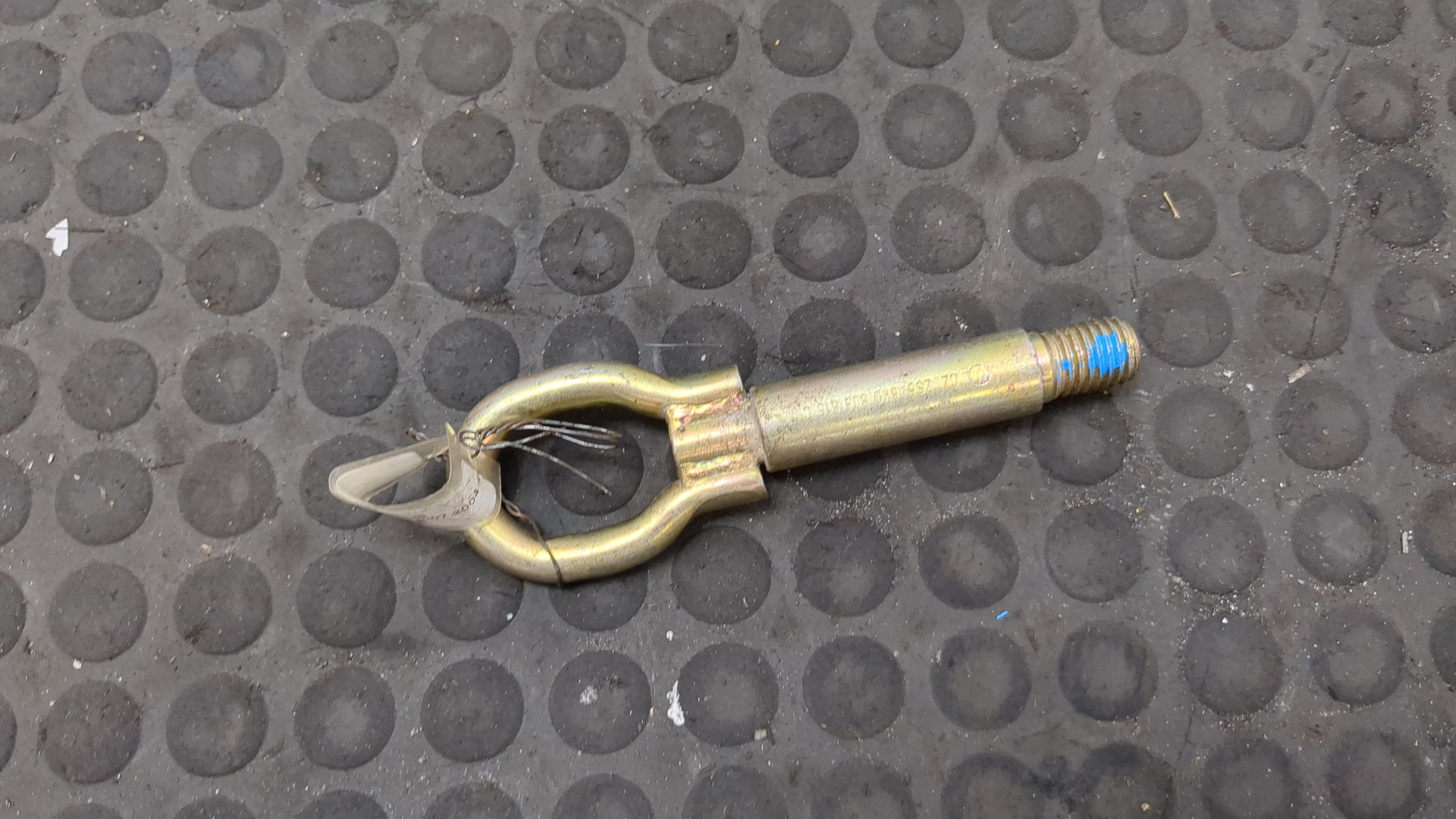 Крюк буксировочный