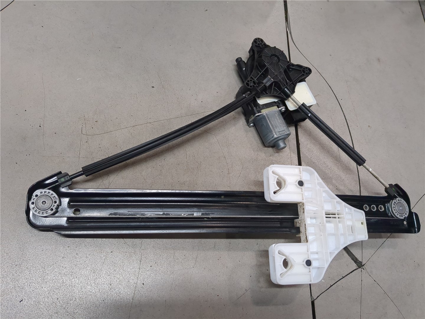 Стеклоподъемник электр. задний правый