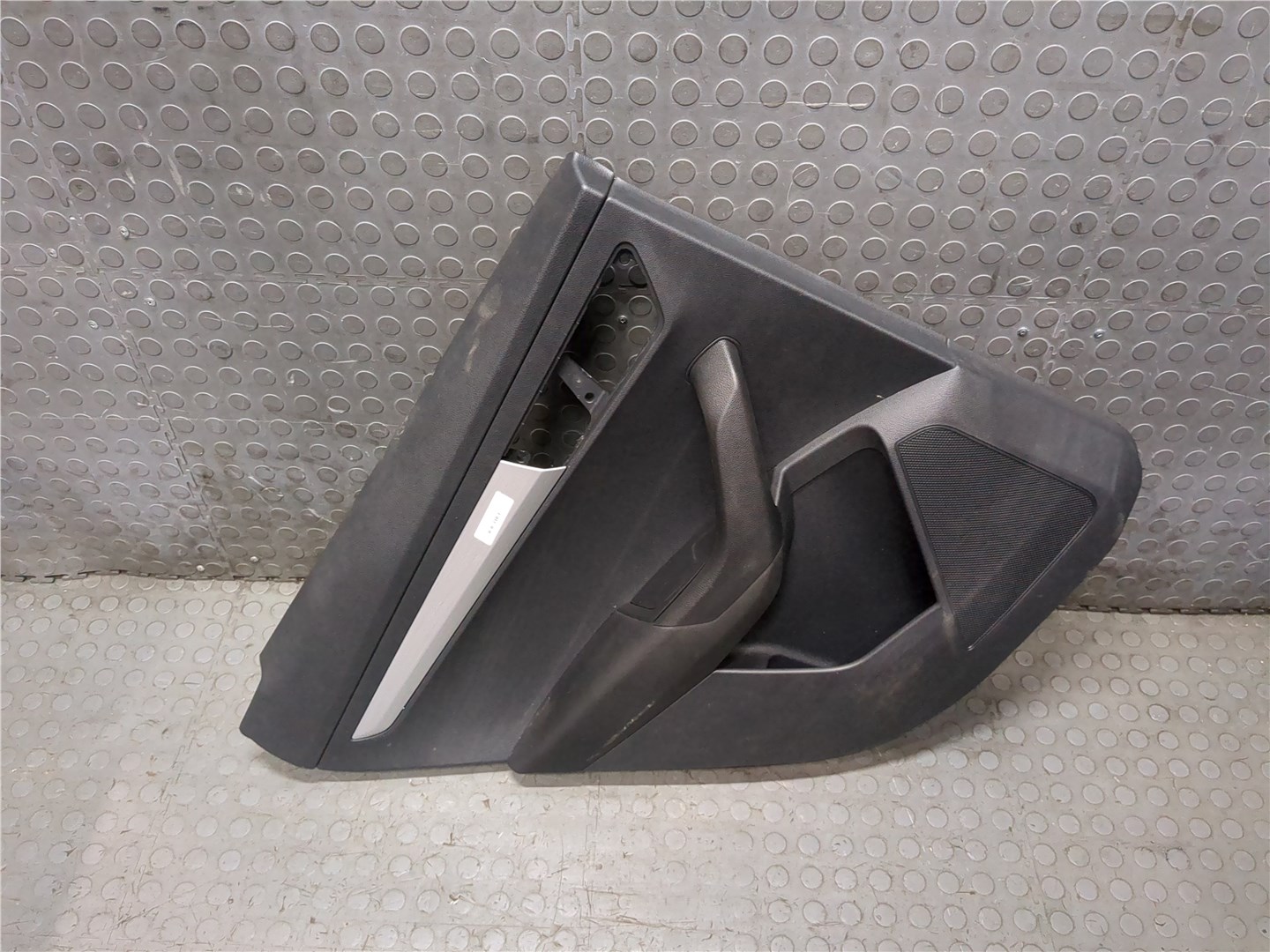 Обшивка двери задней левой