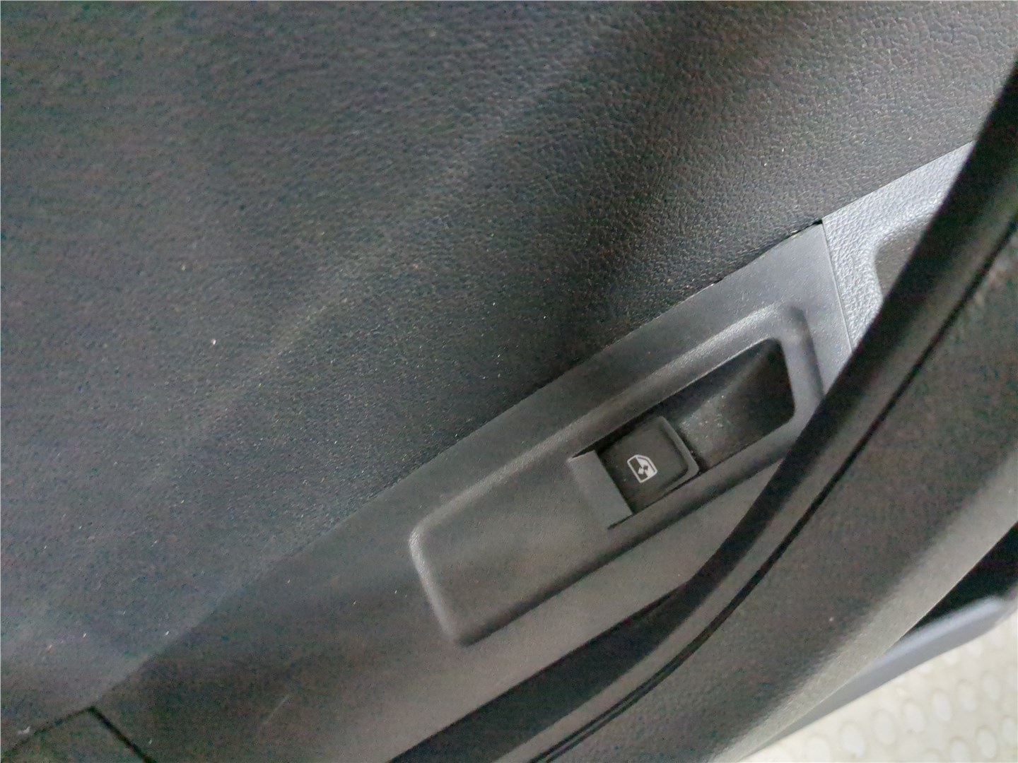 Обшивка двери задней левой