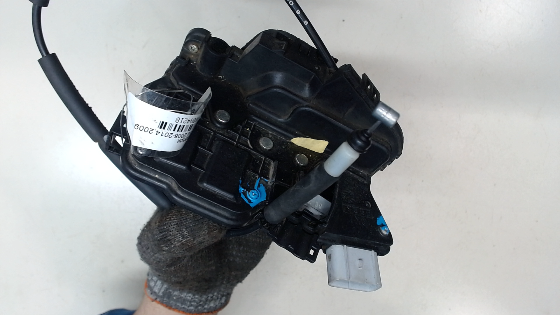 Замок двери передней левой