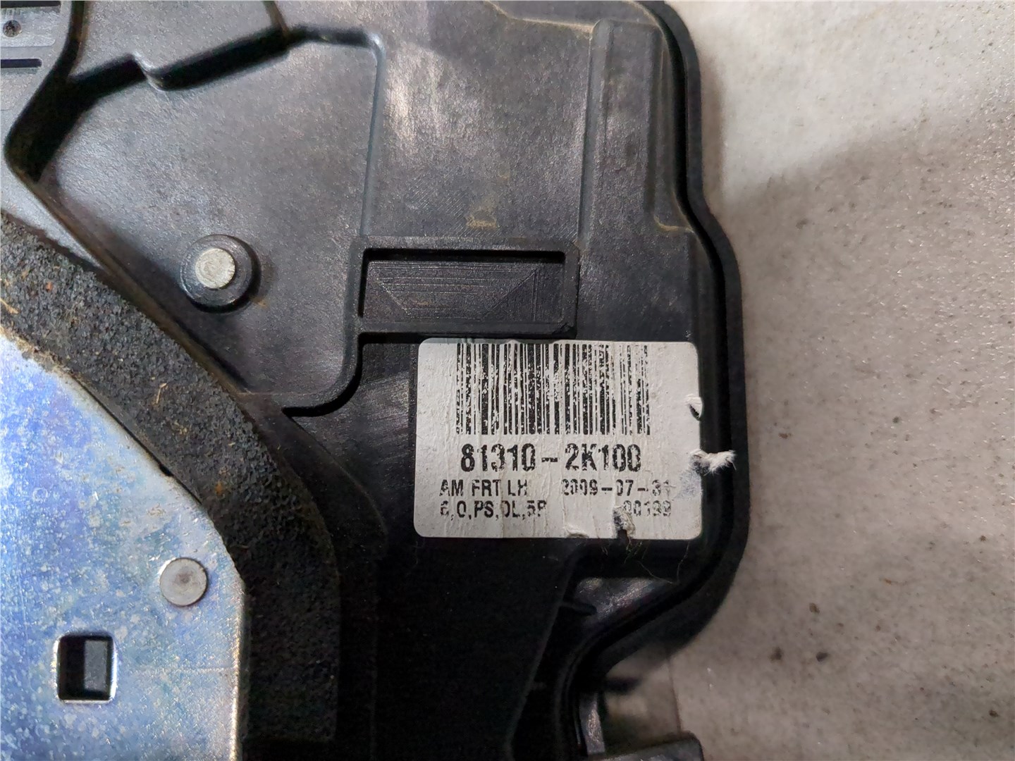 Замок двери передней левой