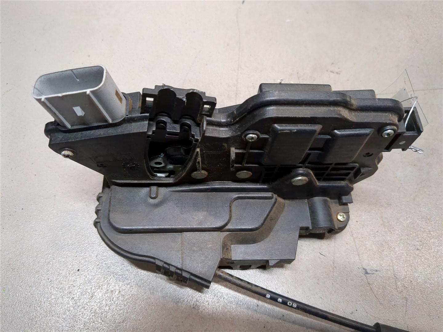 Замок двери передней левой