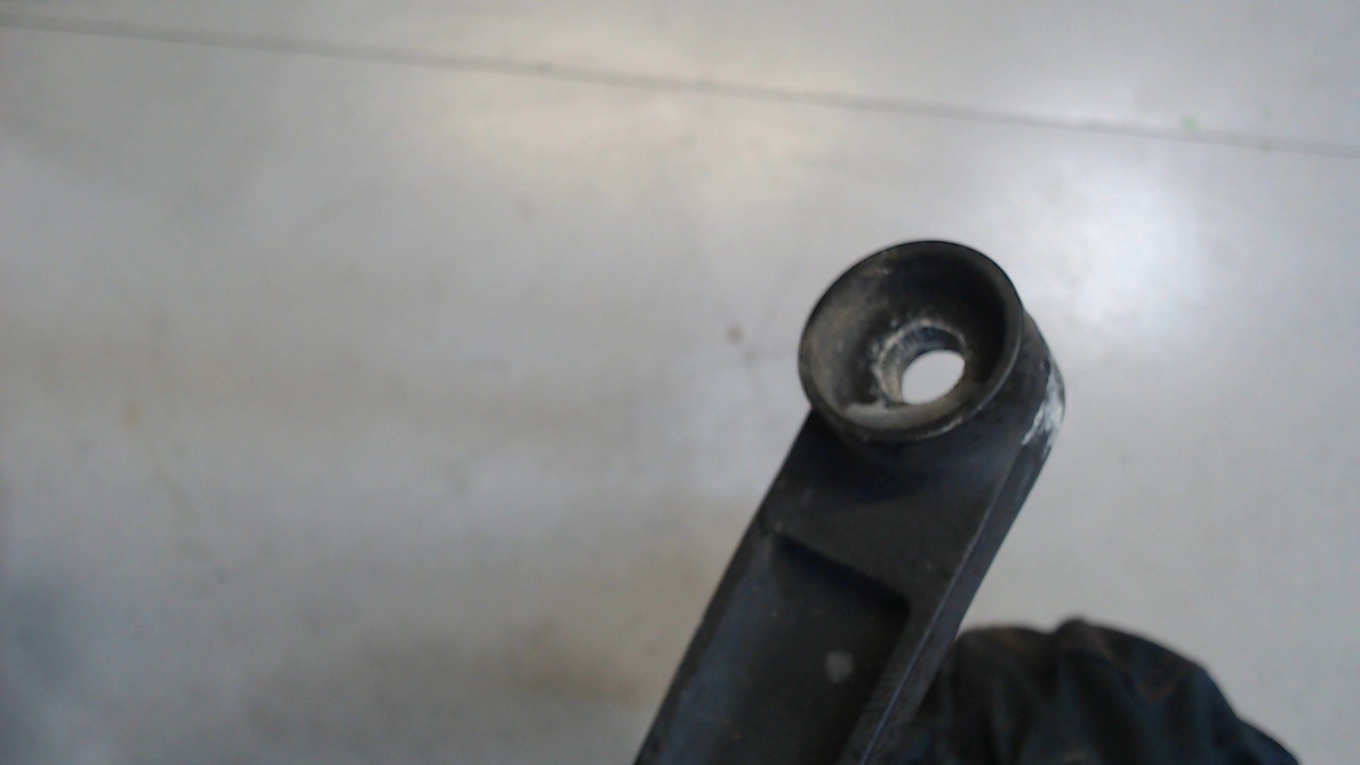 Поводок стеклоочистителя передний левый