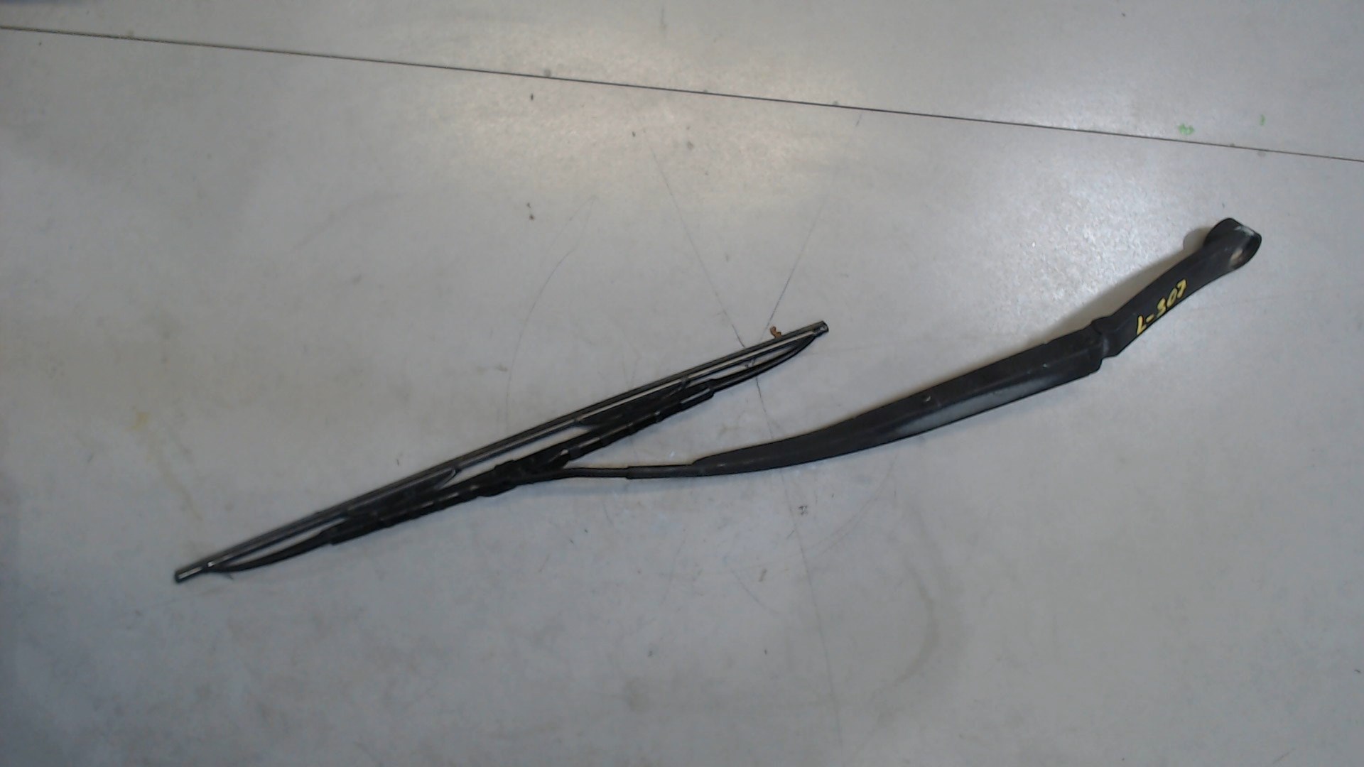 Поводок стеклоочистителя передний левый