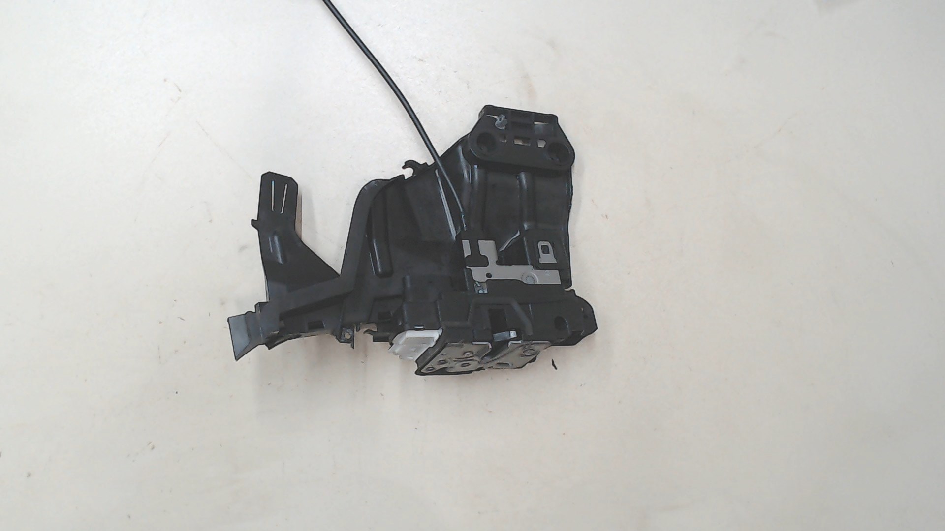 Замок двери передней левой