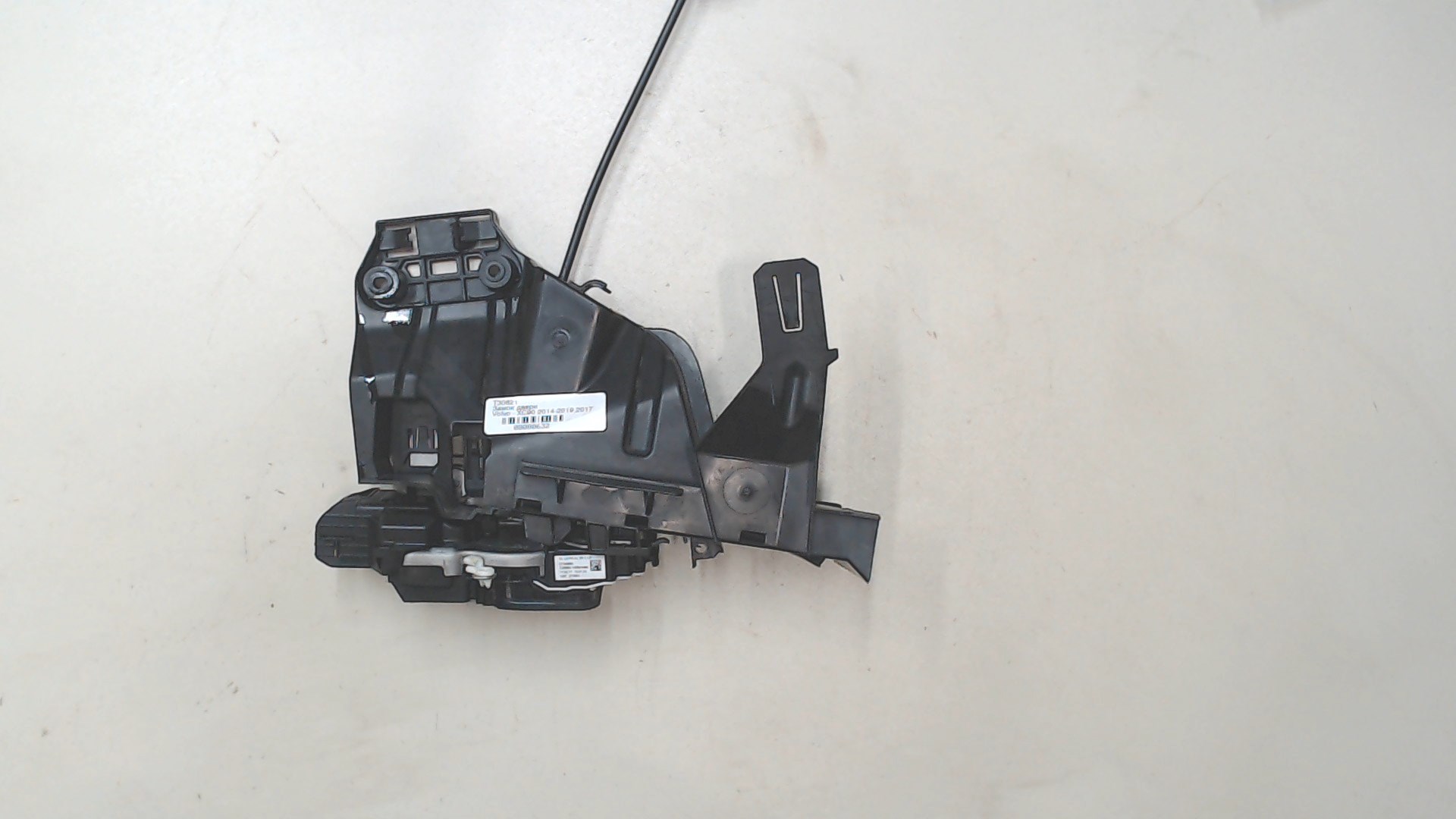 Замок двери передней левой