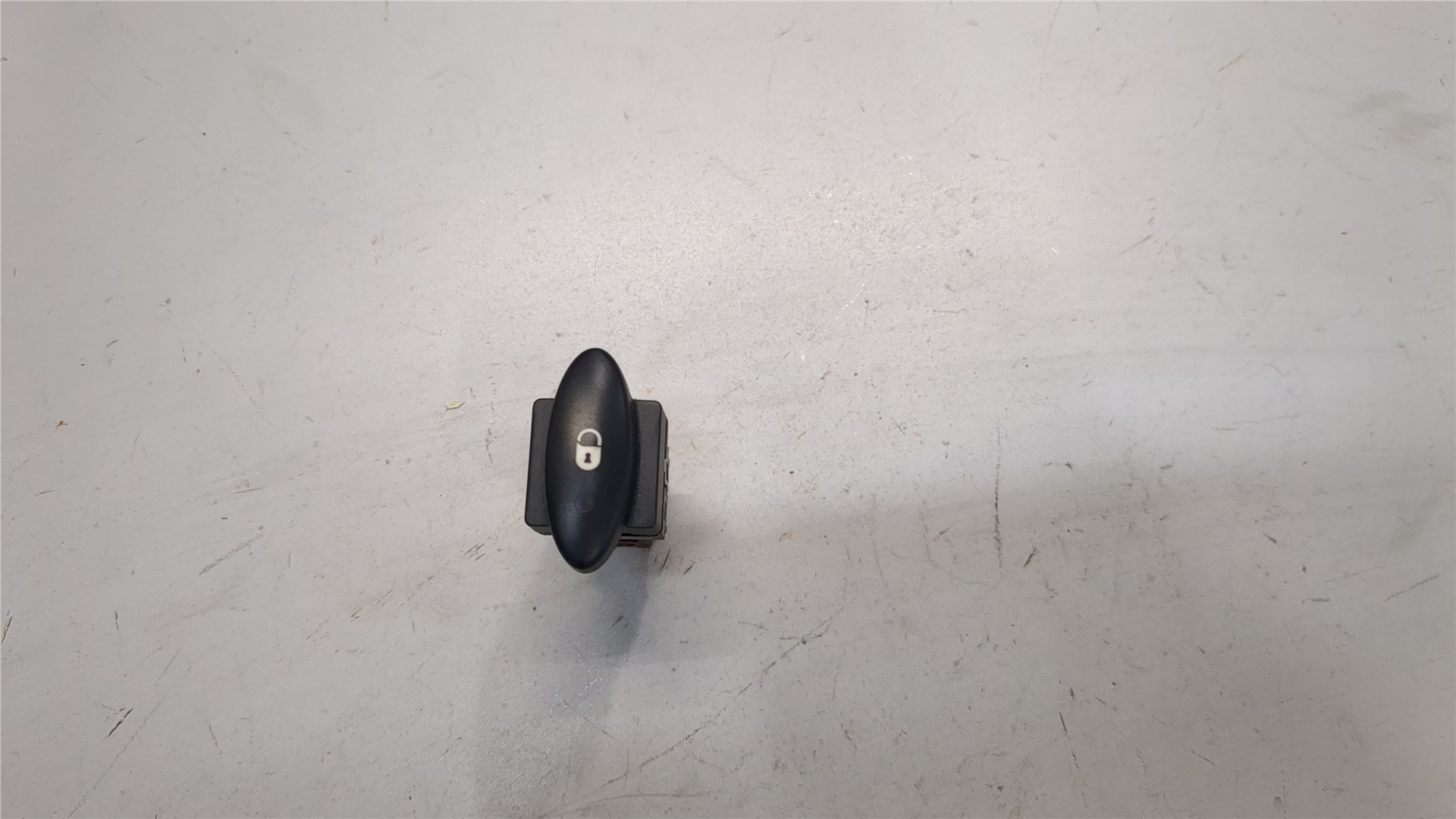 Кнопка открывания двери