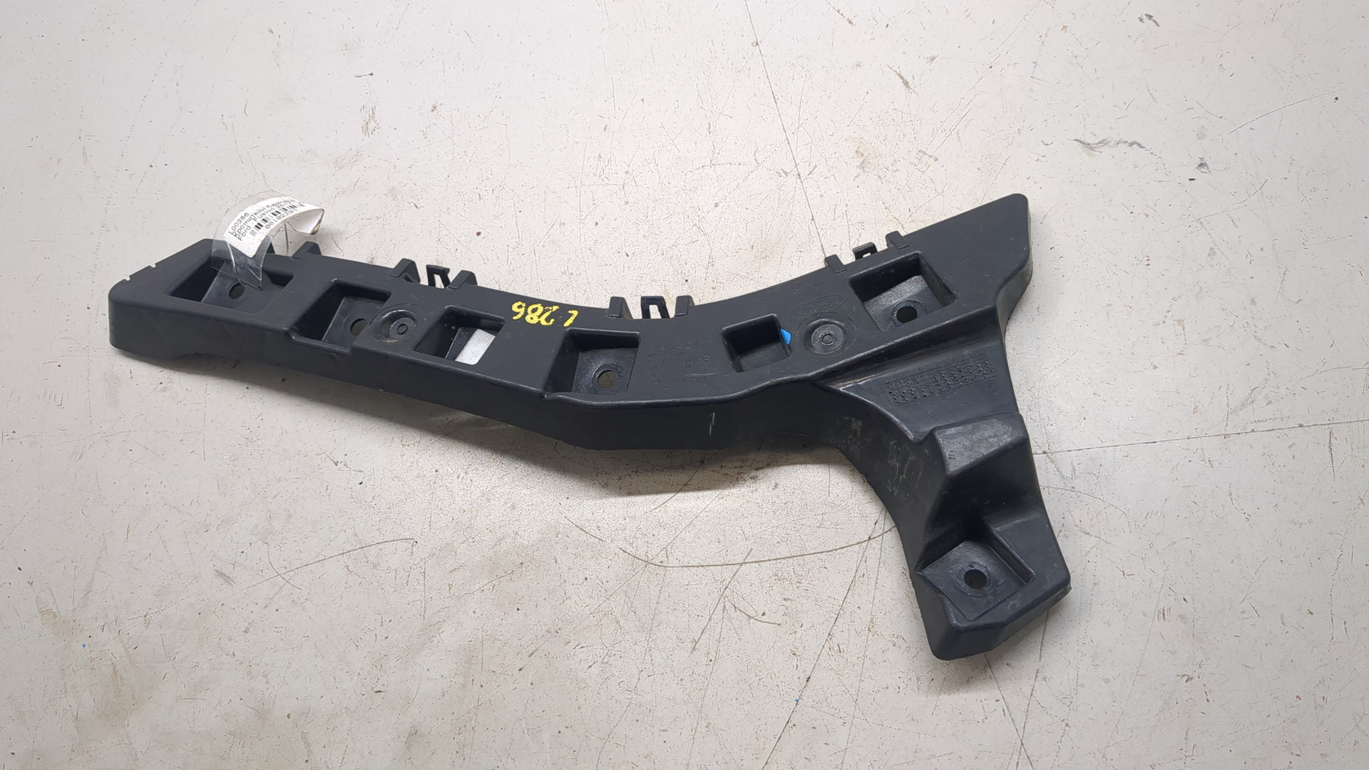 Кронштейн заднего бампера правый