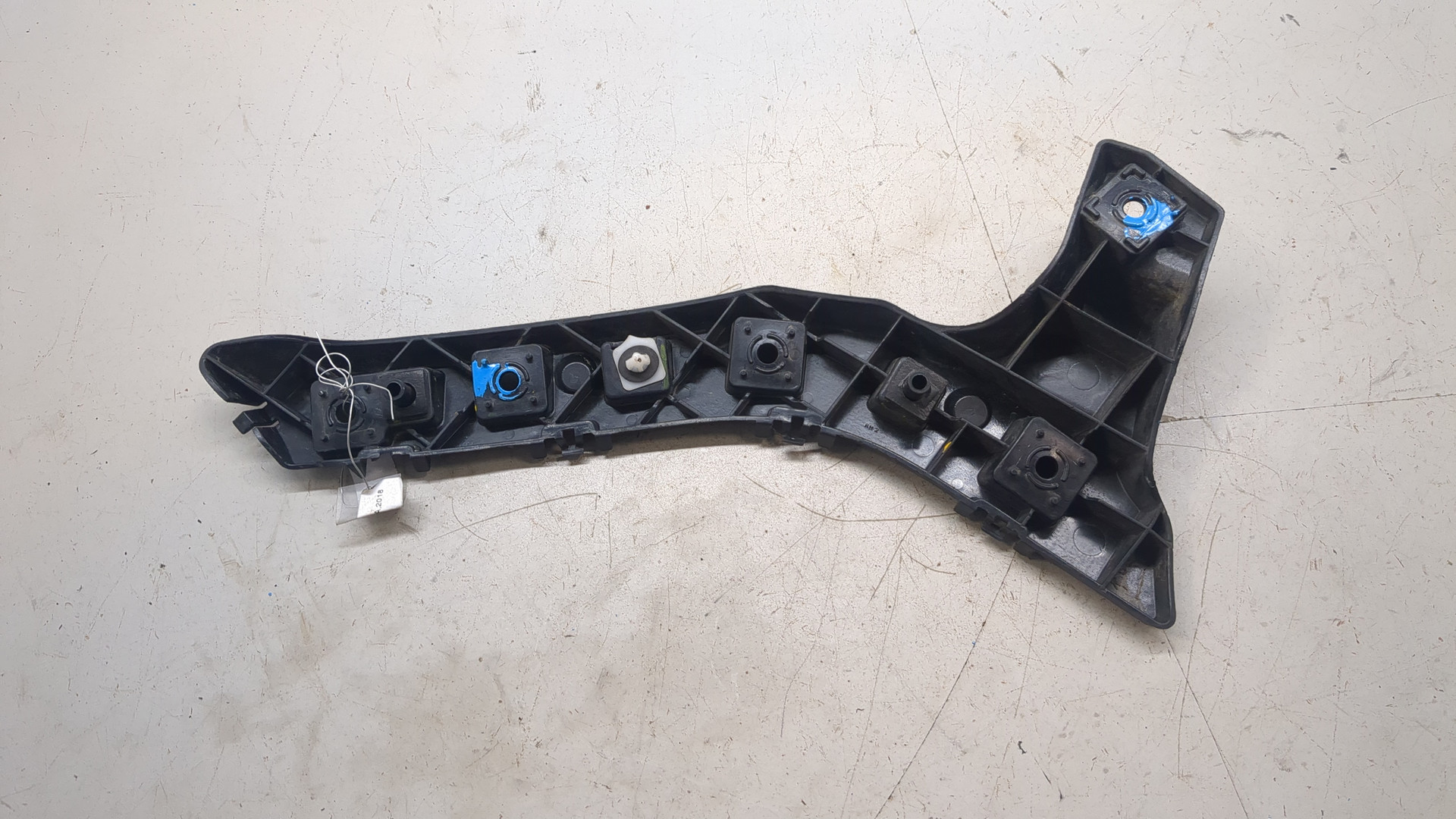 Кронштейн заднего бампера правый