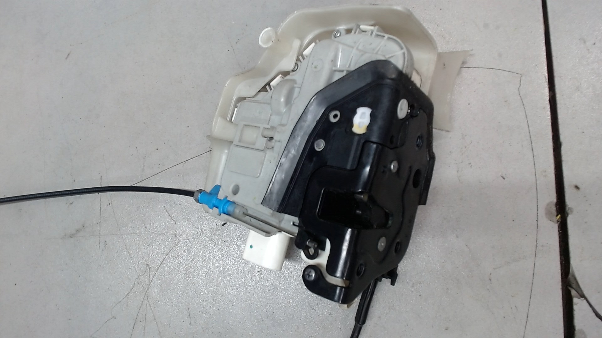 Замок двери передней правой