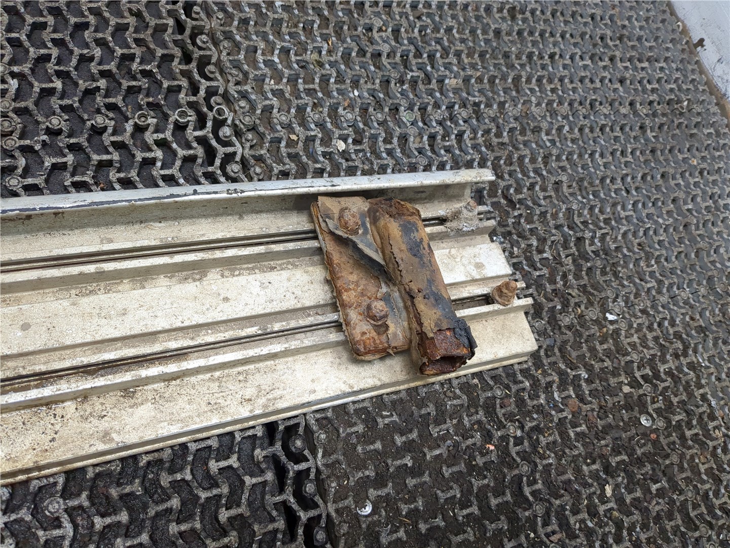 Подножка левая