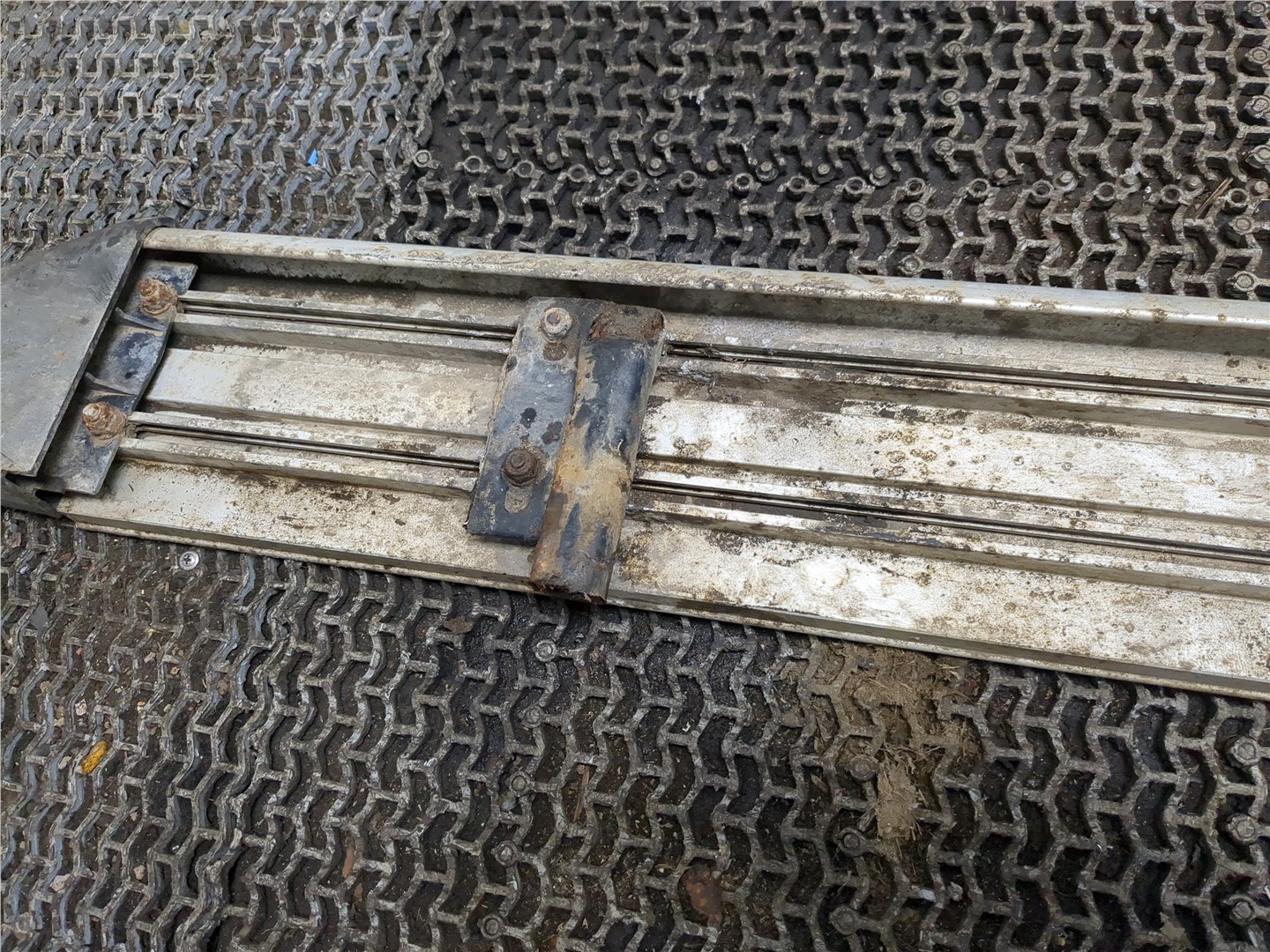 Подножка левая