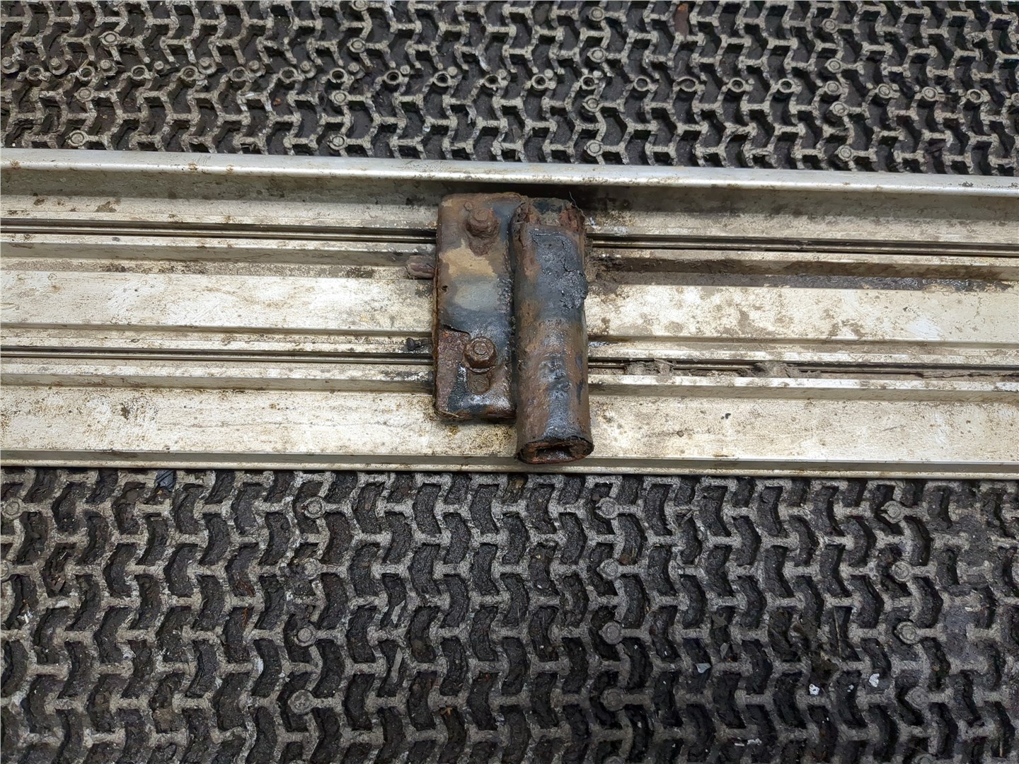 Подножка левая