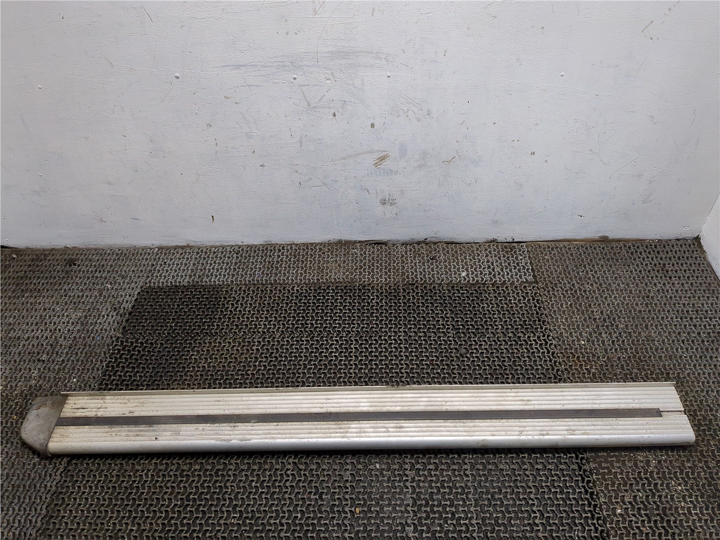 Подножка левая