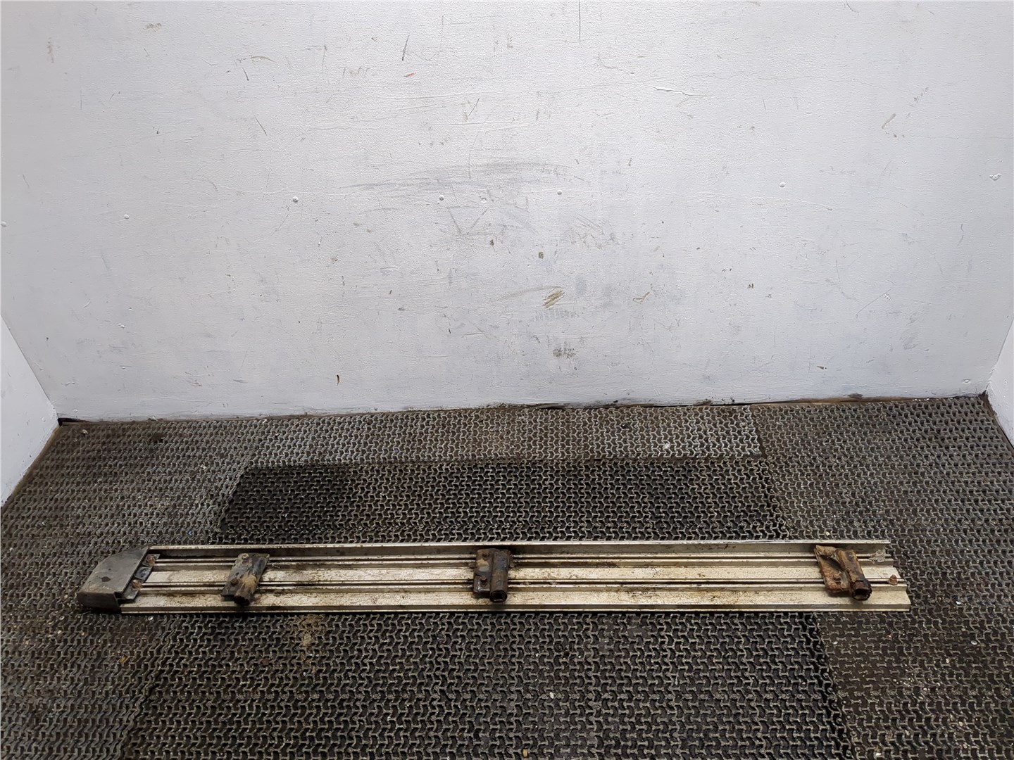 Подножка левая