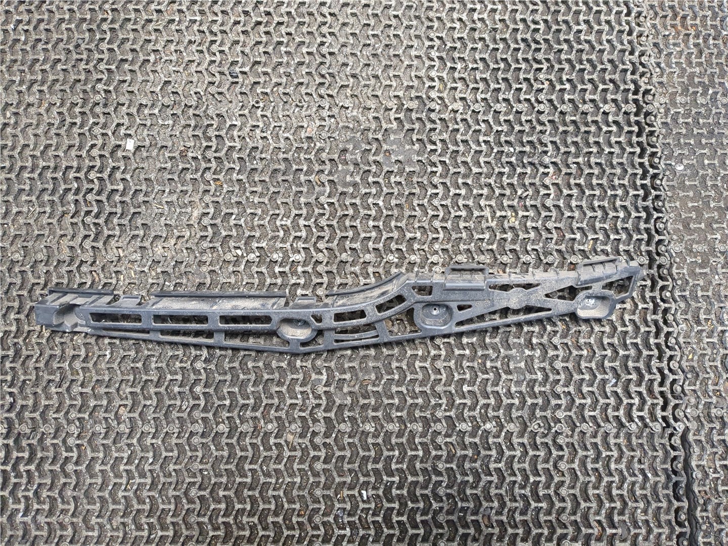 Кронштейн заднего бампера правый