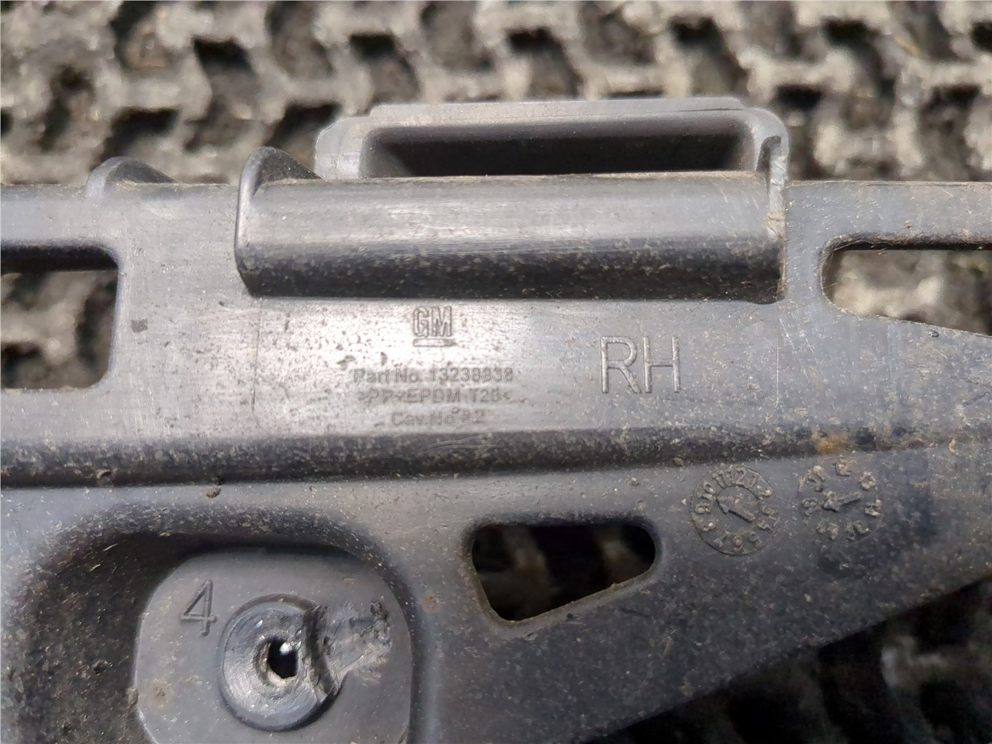 Кронштейн заднего бампера правый