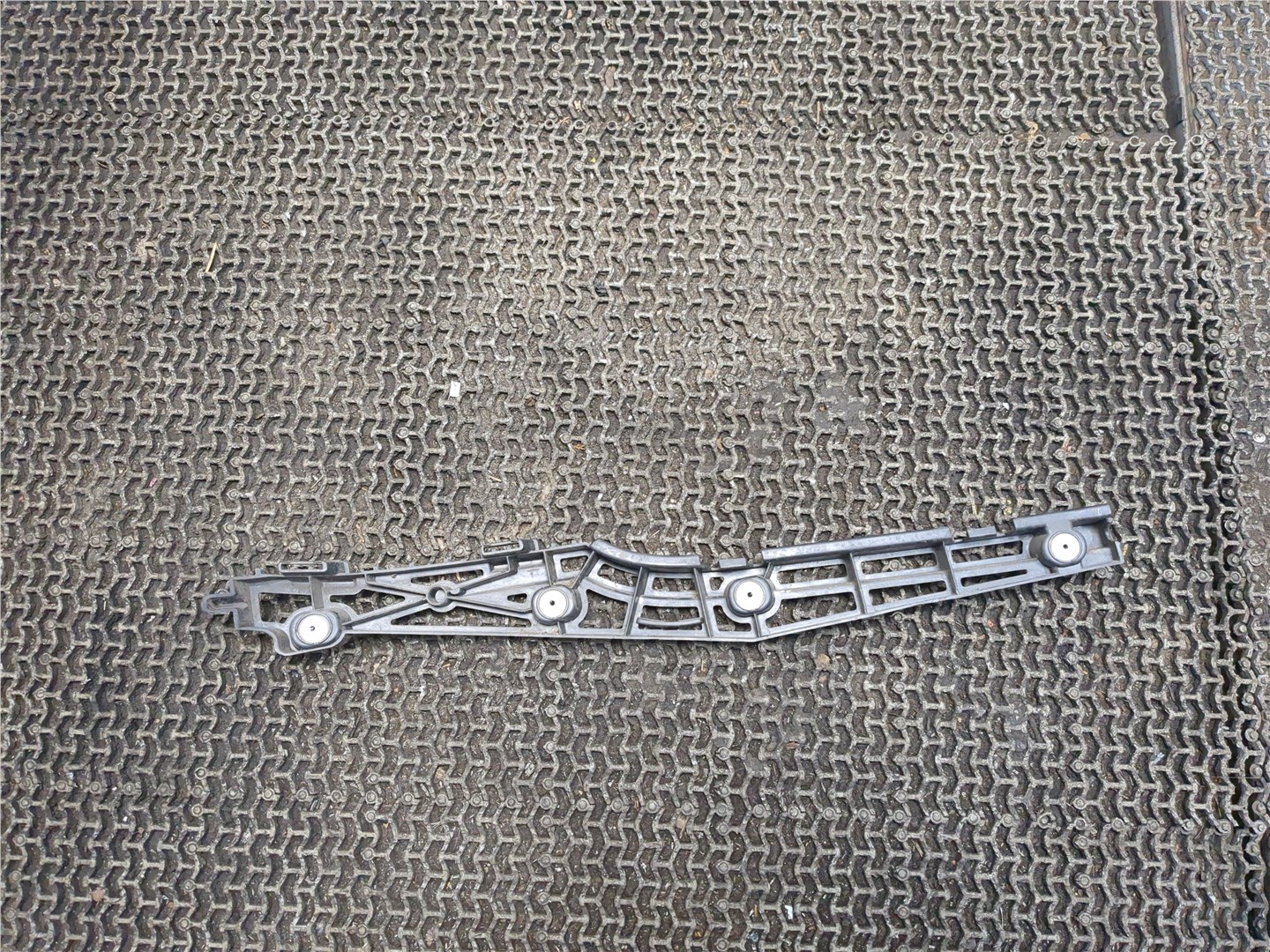 Кронштейн заднего бампера правый