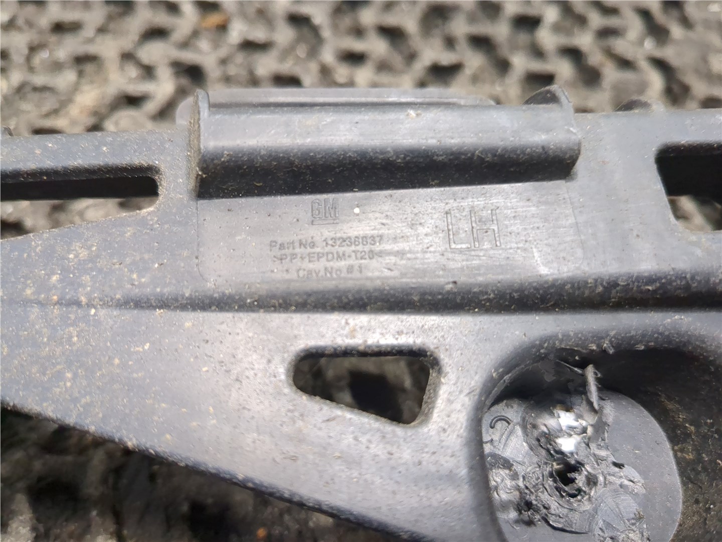 Кронштейн заднего бампера левый