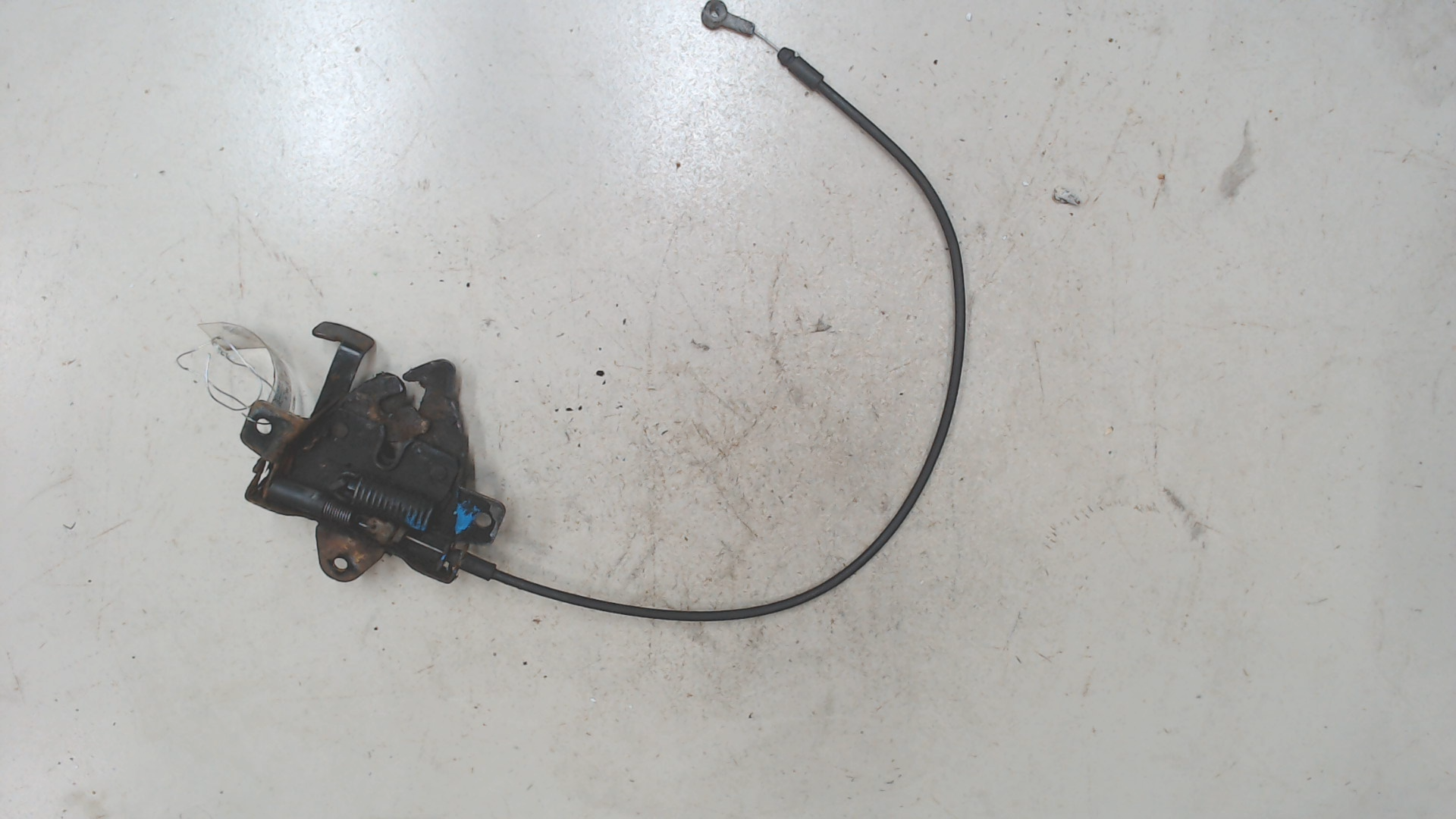 Замок капота