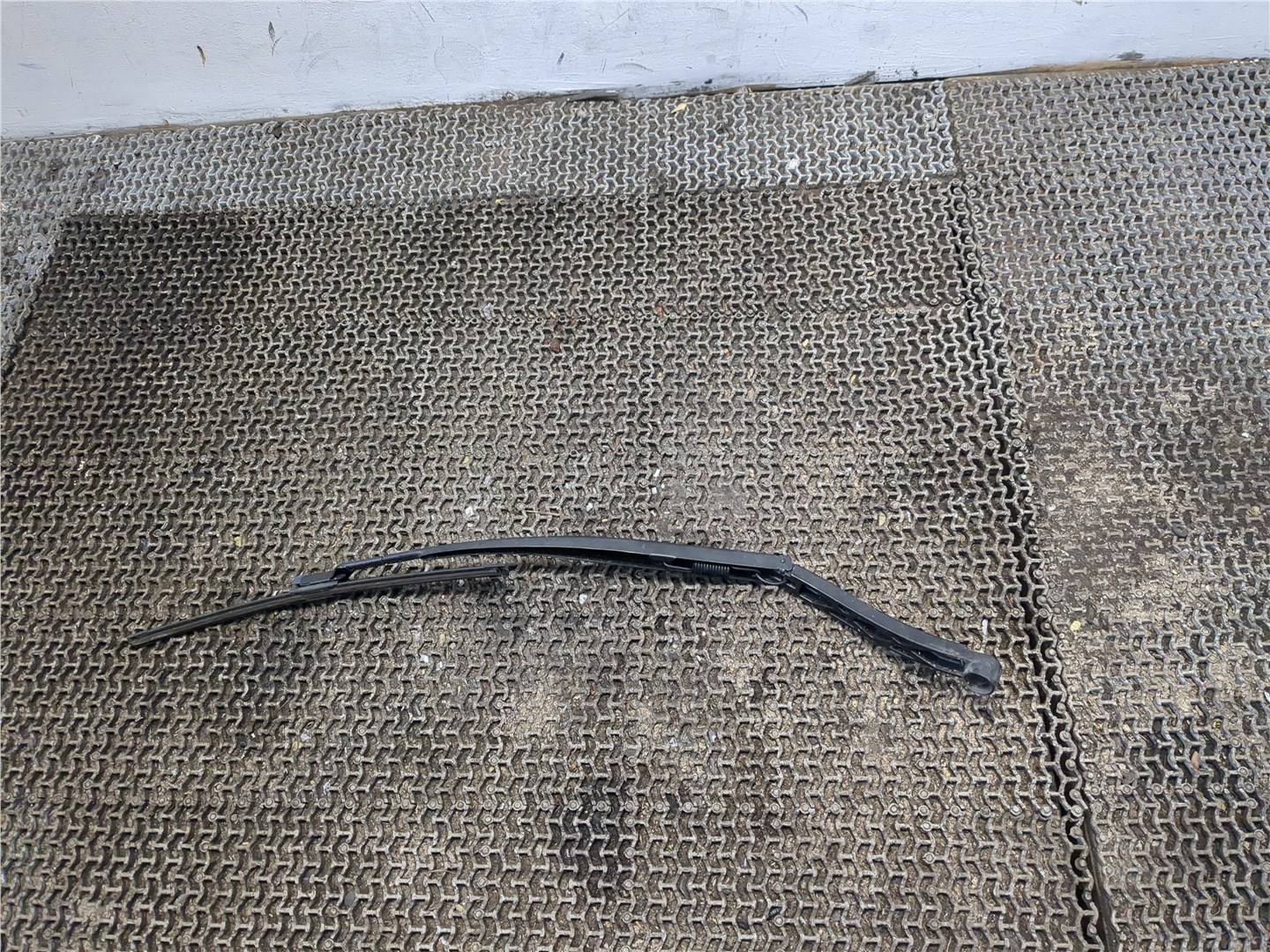 Поводок стеклоочистителя переднего