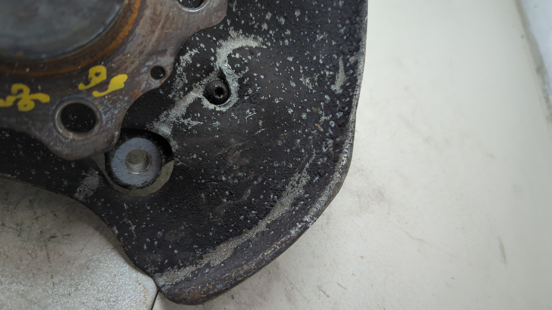 Кулак поворотный задний левый