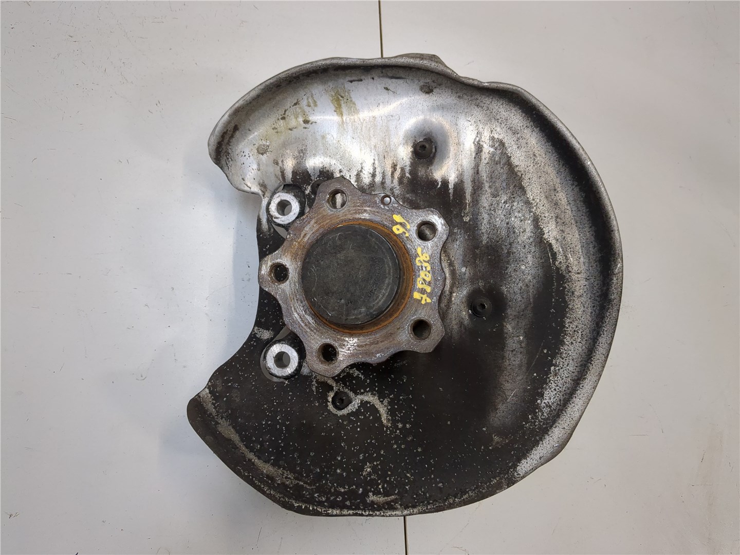 Кулак поворотный задний левый