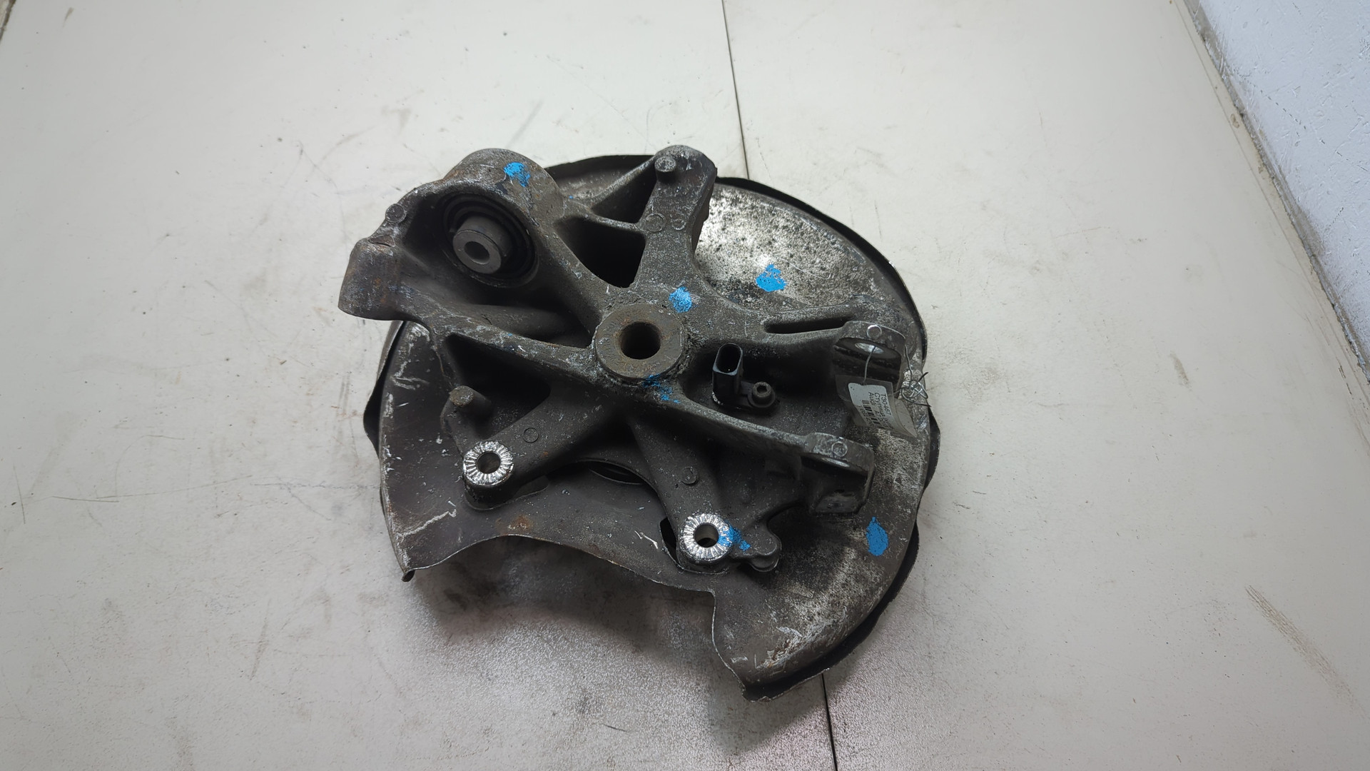 Кулак поворотный задний левый