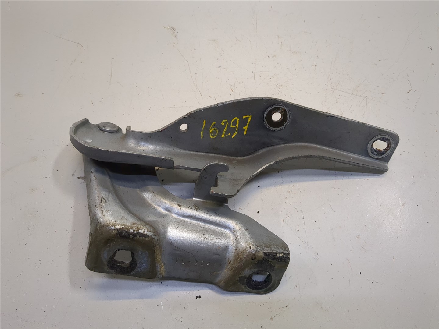 Петля капота левая