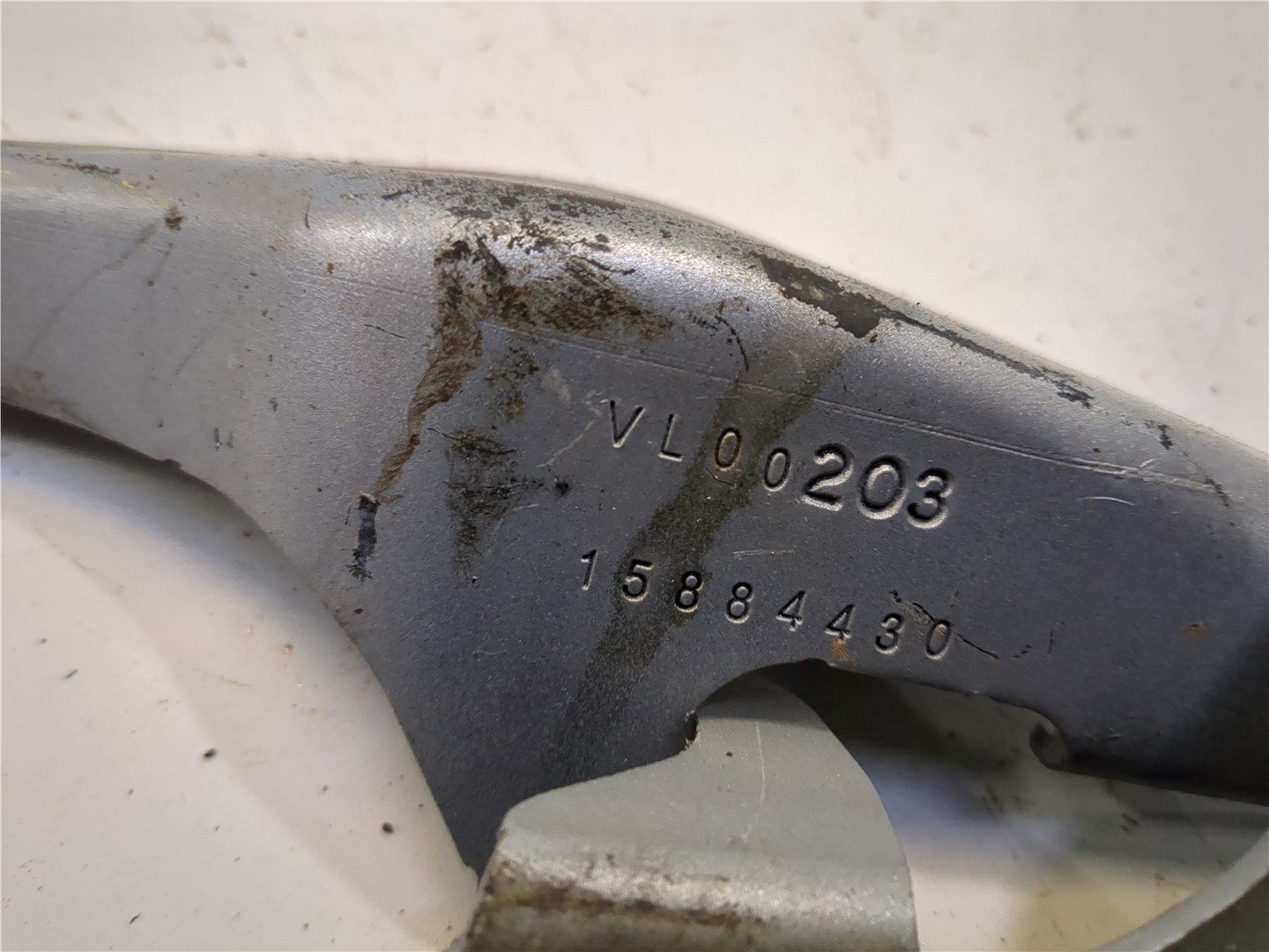 Петля капота левая