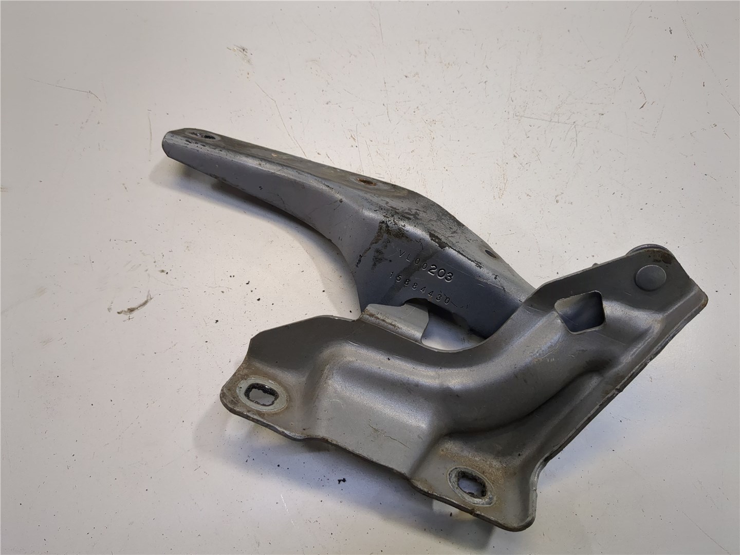 Петля капота левая