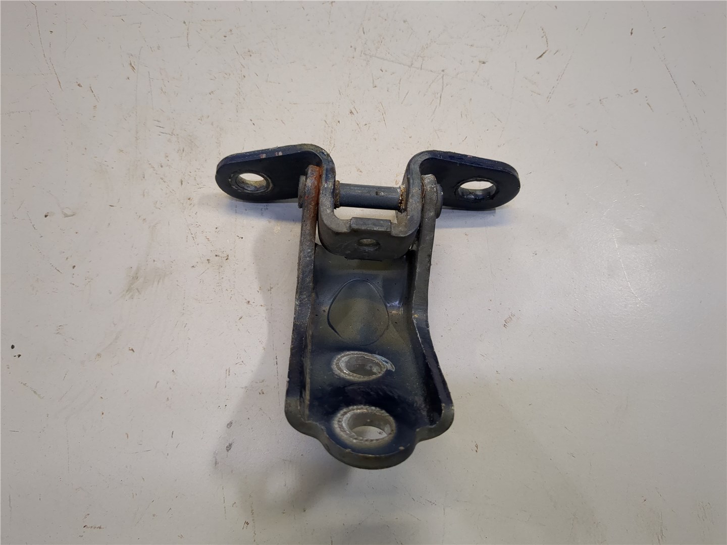 Петля двери