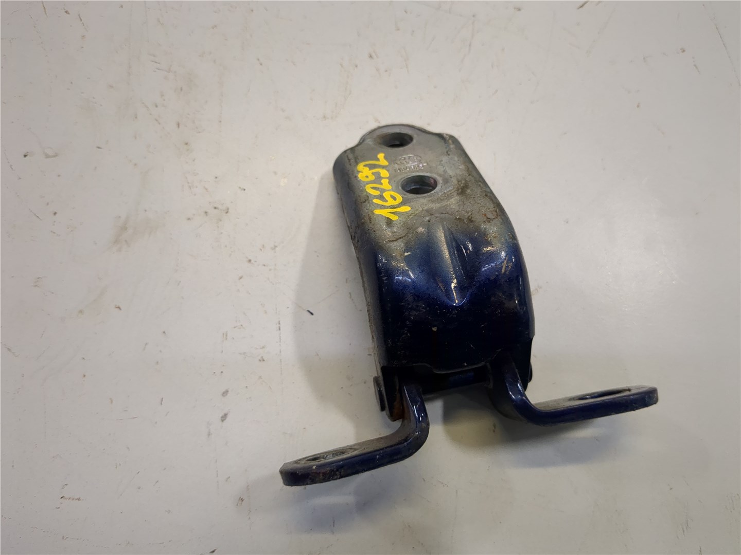 Петля двери