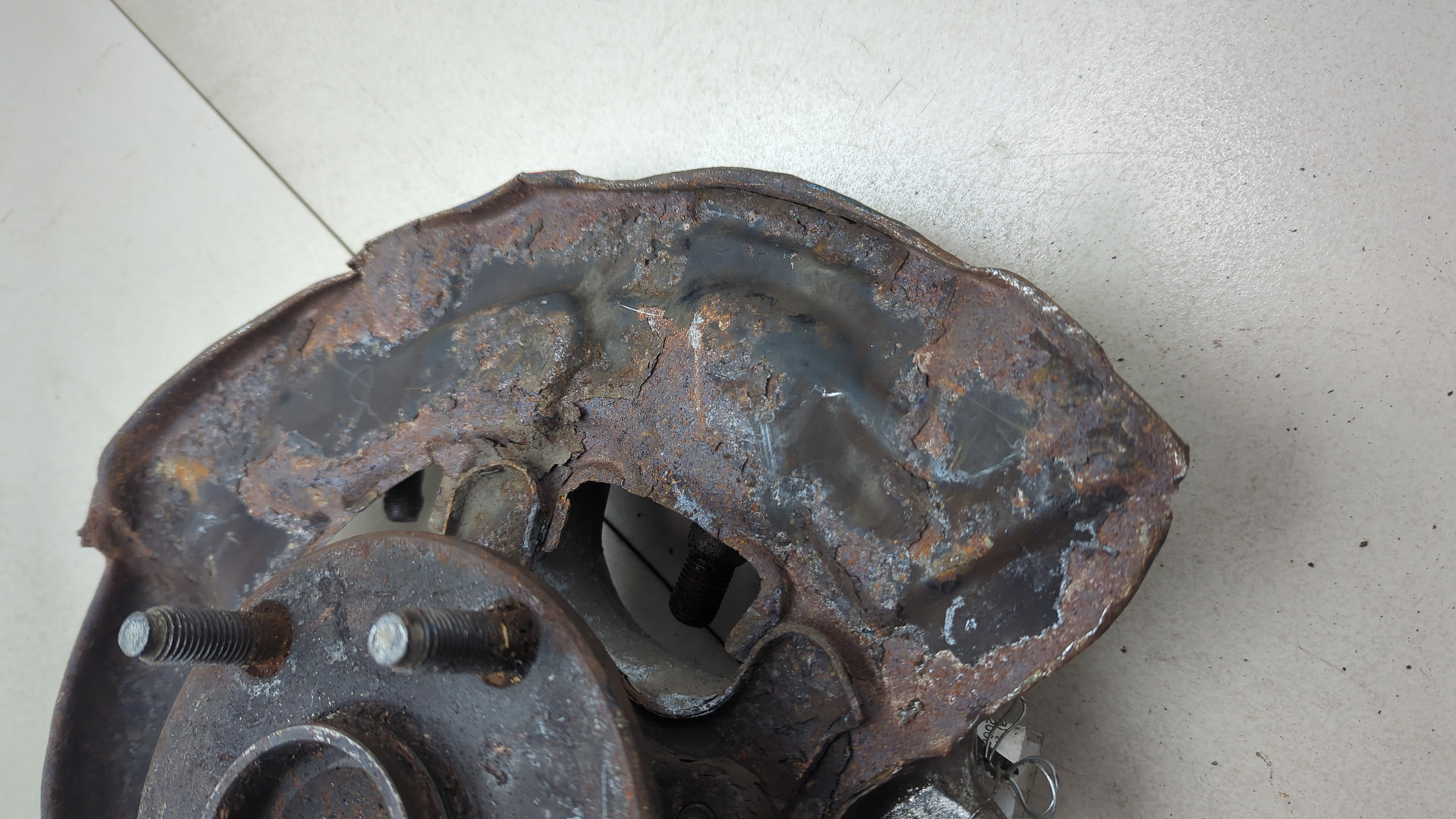 Кулак поворотный передний правый