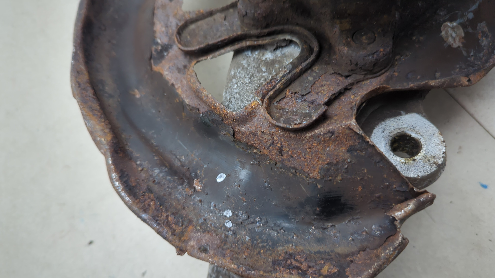 Кулак поворотный передний правый