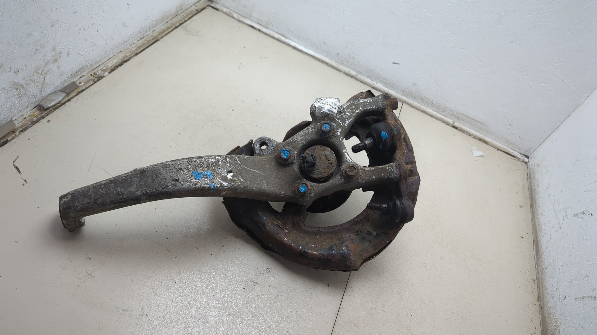 Кулак поворотный передний правый