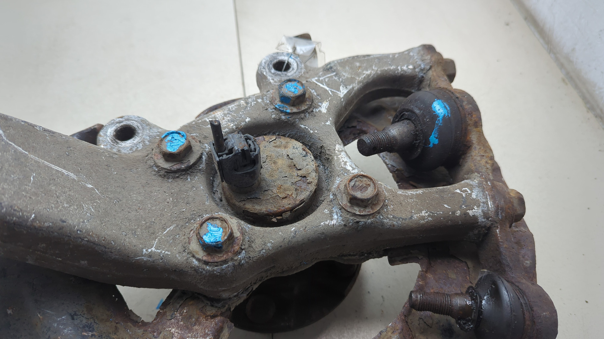 Кулак поворотный передний правый