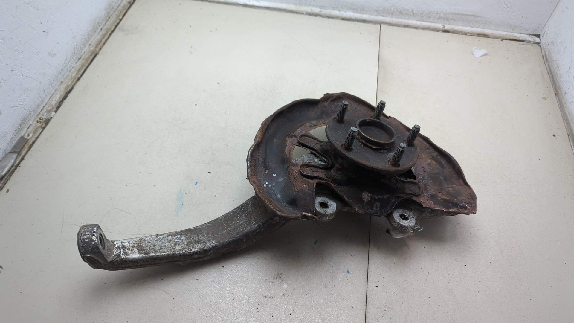 Кулак поворотный передний правый