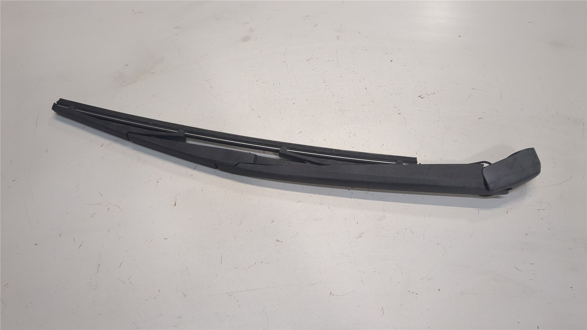 Поводок стеклоочистителя заднего