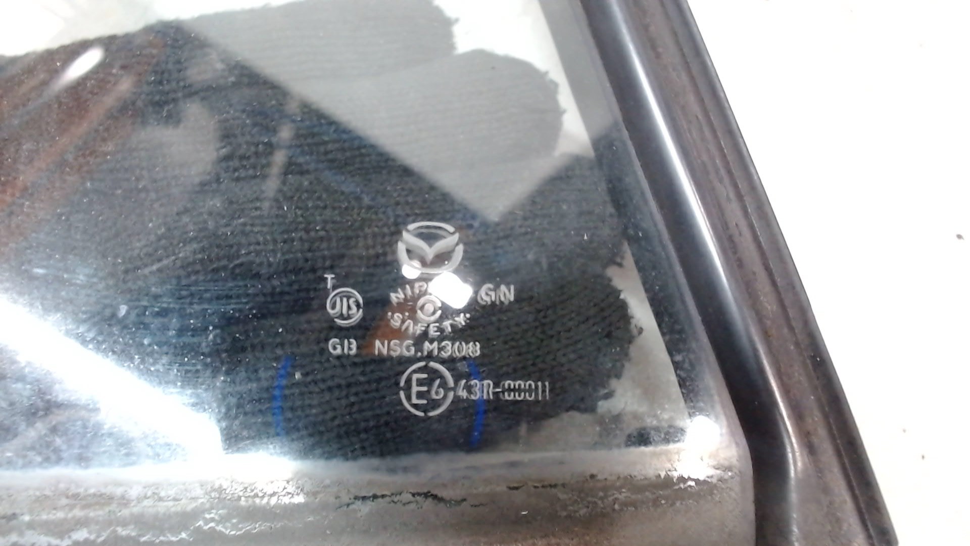 Стекло двери задней левой (форточка)