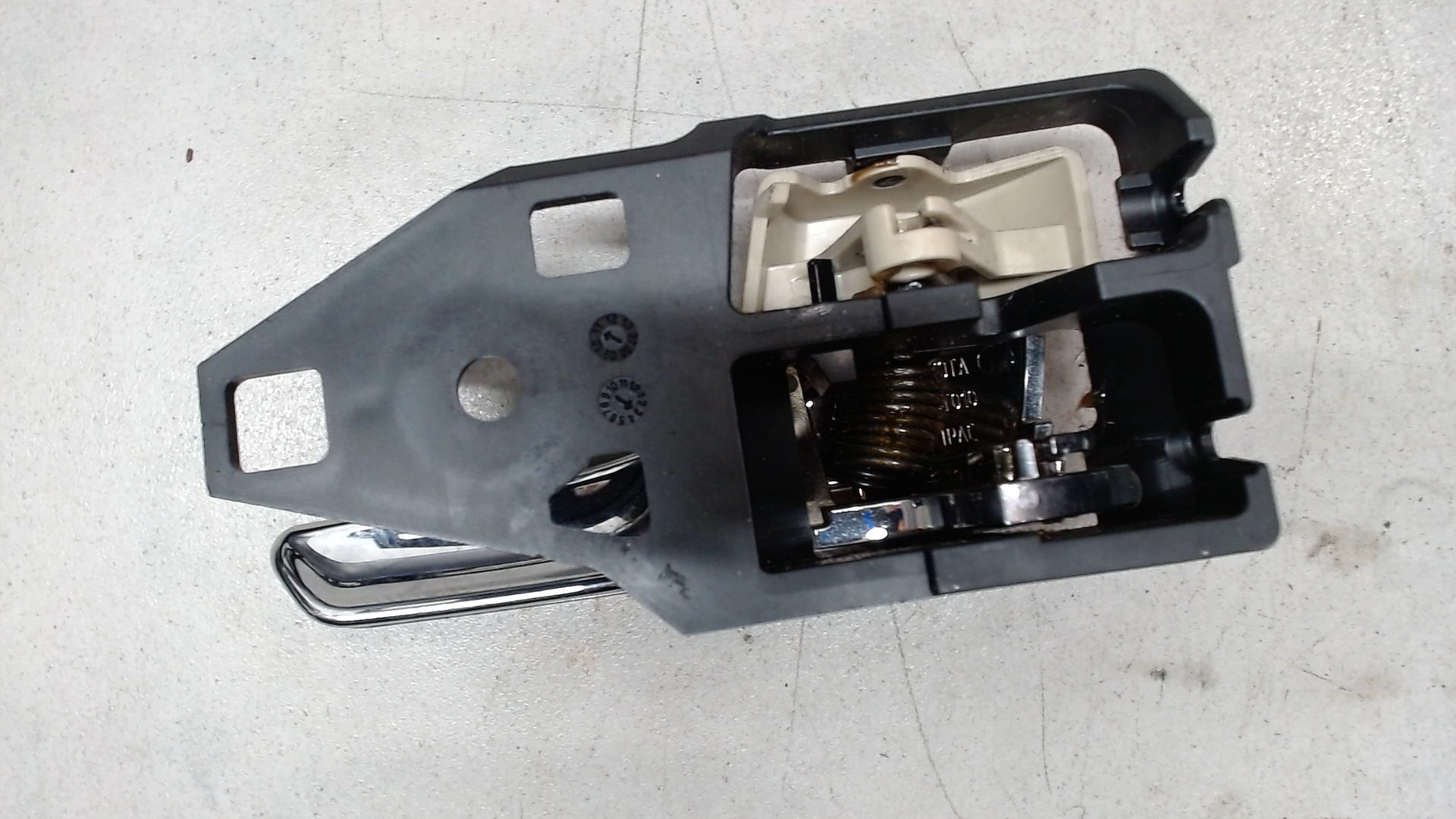 Ручка двери передней внутренняя левая